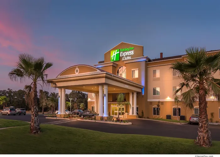 Pet Friendly hotel: Holiday Inn Express & Suites / Red Bluff - South Redding Area, An Ihg Hotel