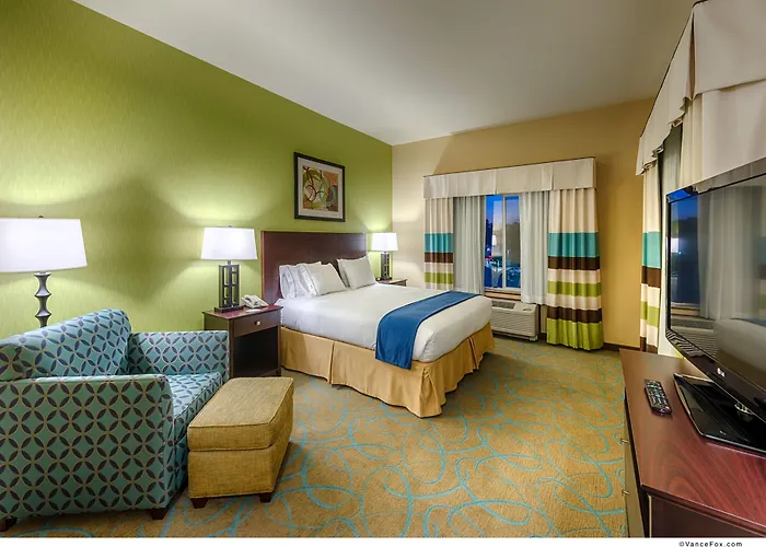 Pet Friendly hotel: Holiday Inn Express & Suites / Red Bluff - South Redding Area, An Ihg Hotel