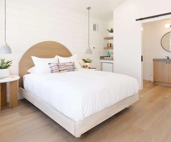 Motel: The Pacific Motel