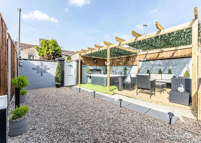 Stunning House Close To The Stadium + Hot Tub!