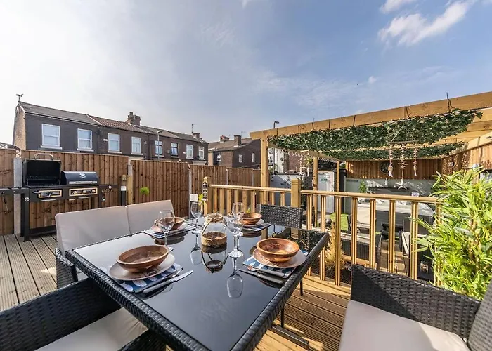 Stunning House Close To The Stadium + Hot Tub!
