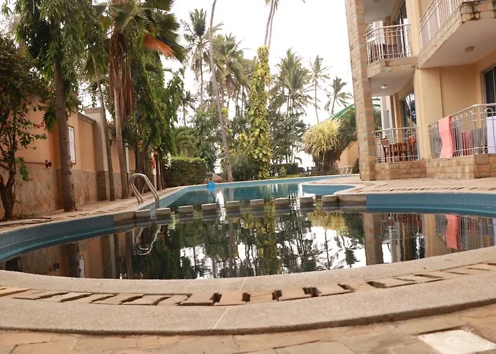 Cheap hotel: Lido Beach Resort