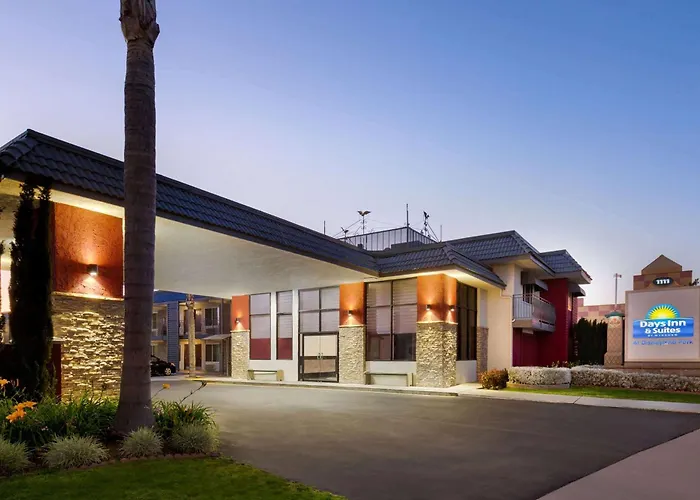 Family Hotel: Days Inn & Suites By Wyndham Anaheim At Disneyland Park