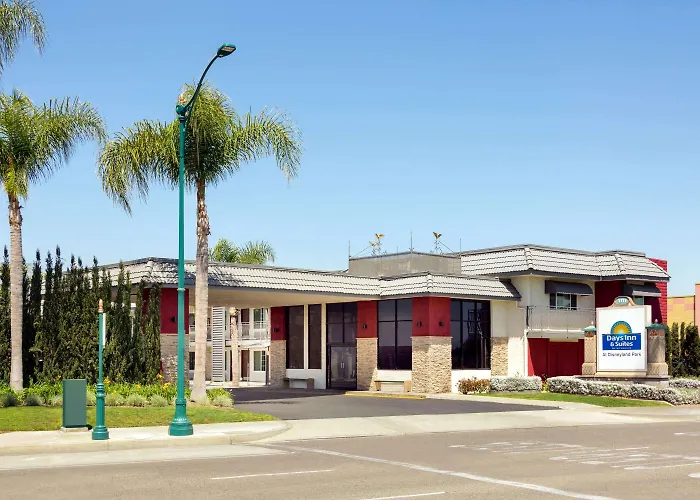 Family Hotel: Days Inn & Suites By Wyndham Anaheim At Disneyland Park