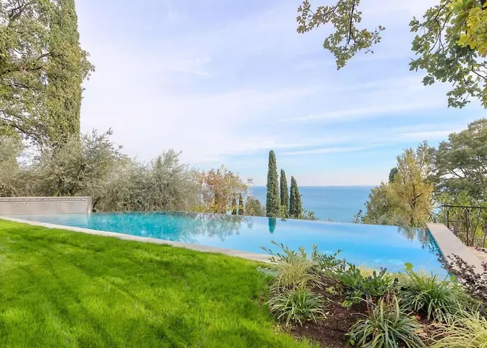 La villa: Villa Michelle Amazing View Pool Beach Front