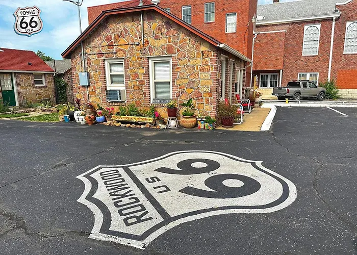 Cheap hotel: Rockwood Motor Court