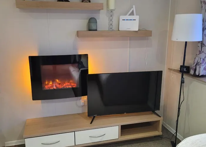 Pet Friendly hotel: Cozy Caravan Near Edinburgh