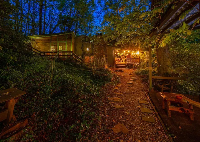 Bear Creek Lodge: Riverside Retreat near Downtown Helen
