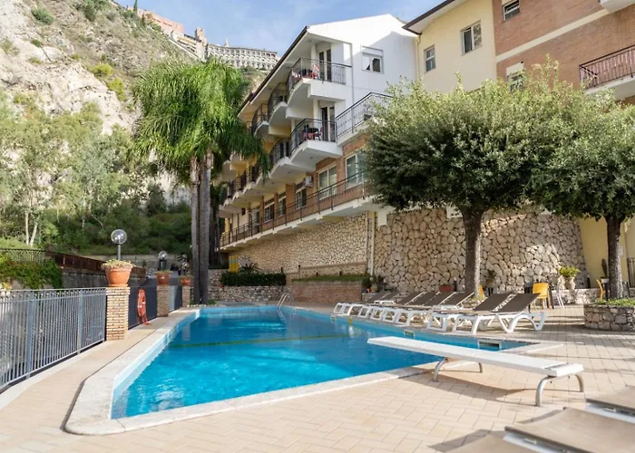 Hotel Corallo Taormina Con una Pista de Golf