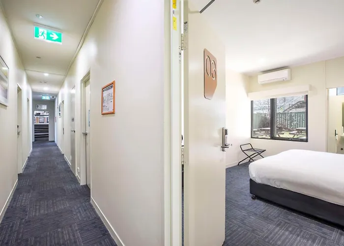 3 star hotel: Nightcap At High Flyer Hotel