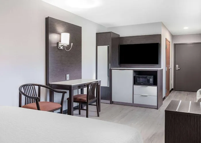 Days Inn & Suites By Wyndham Niagara Falls/Buffalo