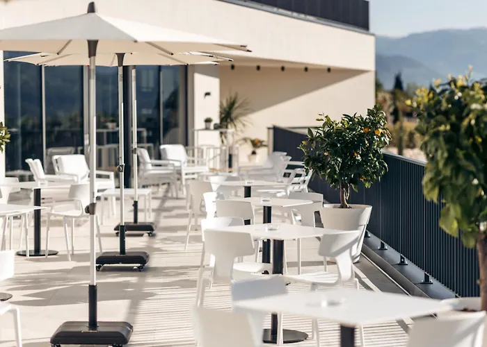 Hotel con piscina: Villa Weingarten