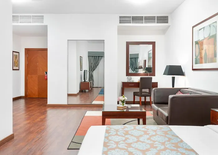 4 star hotel: Golden Sands Hotel & Residences