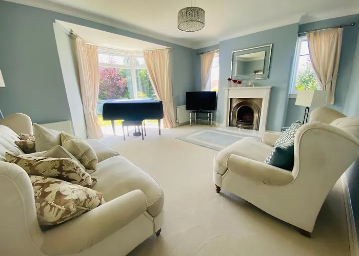 Villa: Gorgeous Family Home 15 Mins From City Centre Edinburgh