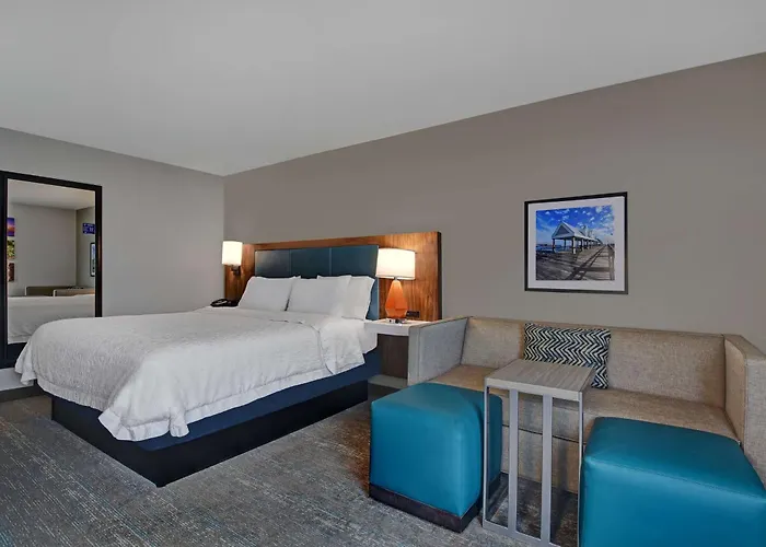 Cheap hotel: Hampton Inn Patriots Point