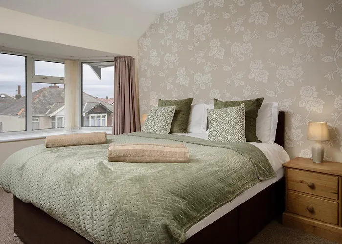 Pet Friendly hotel: Arnside - Spacious 10-Bedroom Seaside Cottage