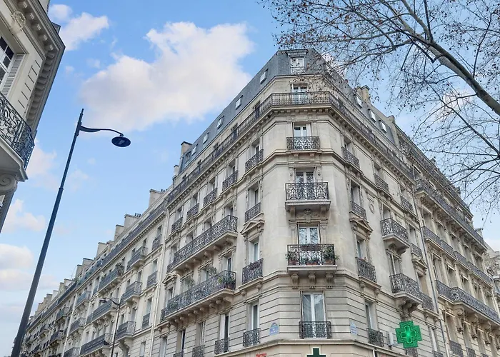 B&B: Eiffel Tower View Rose, Apartment #2