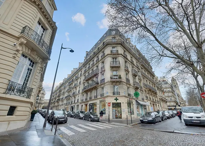 B&B: Eiffel Tower View Rose, Apartment #2