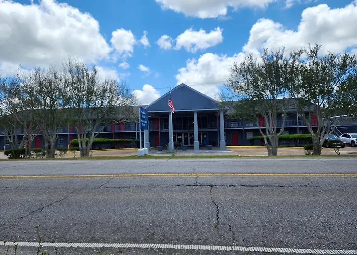Pet Friendly hotel: Red Carpet Inn - Houma
