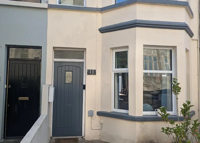 Prospect House - Elegant 4-Bed Family Escape Near Ward Park & Marina