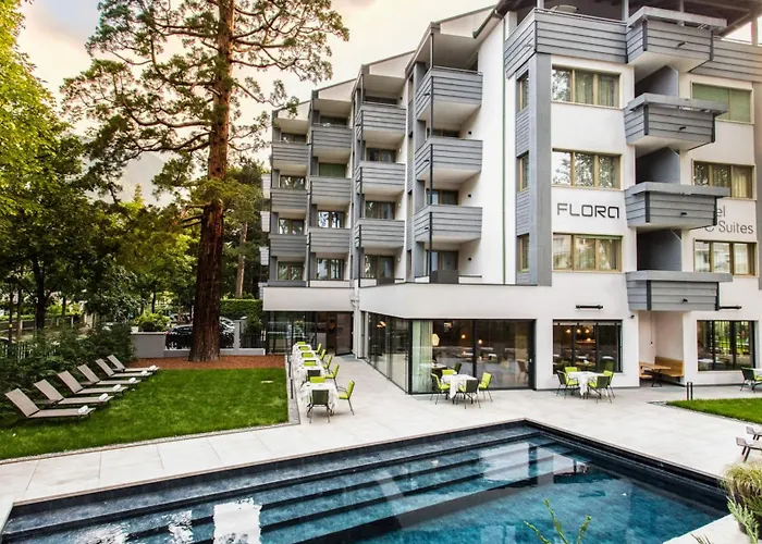 Hotel con piscina: Flora Hotel & Suites