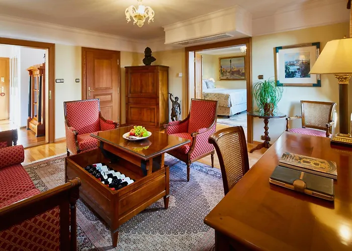 Airport Hotel: Golden Well