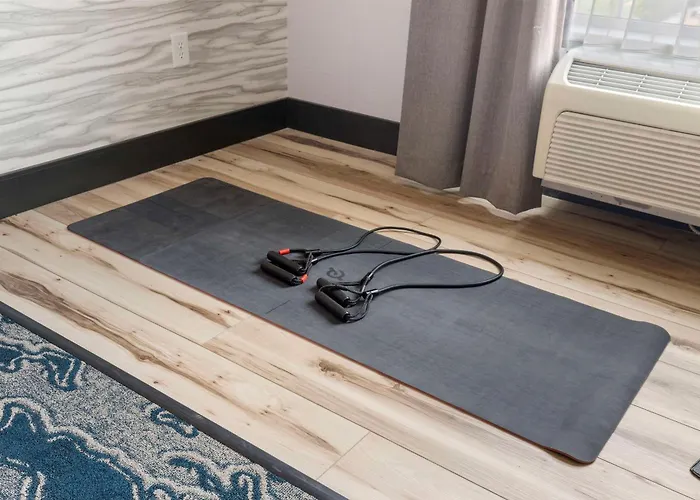 Hotel with Tennis: Doubletree By Hilton Front Royal Blue Ridge Shadows