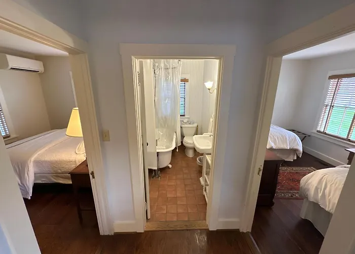 Hotel: The 1708 House