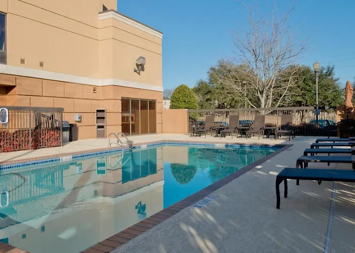Pet Friendly hotel: Russell Inn And Suites