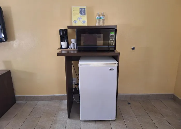 Super 8 By Wyndham Weslaco