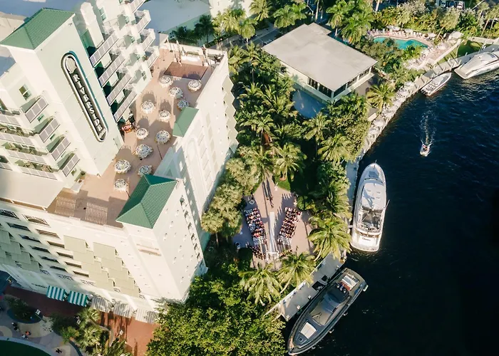 Family Hotel: Riverside Hotel