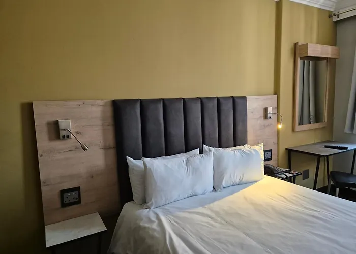 Cheap hotel: Manhattan Hotel