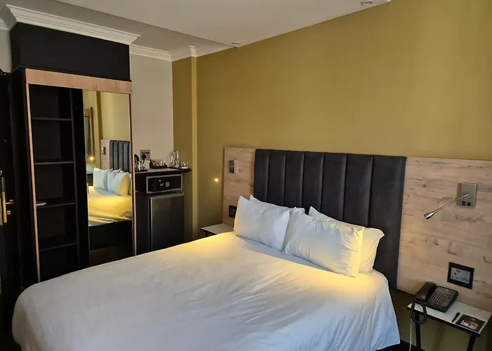 Cheap hotel: Manhattan Hotel