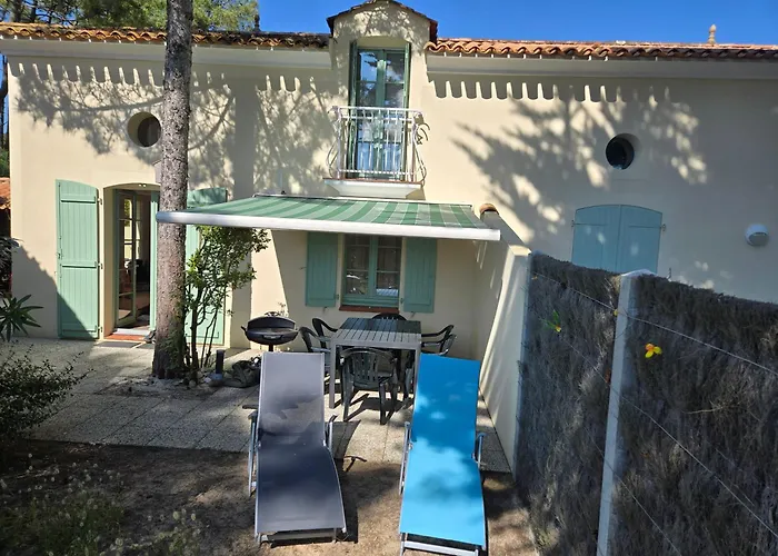 Maison forêt et piscine, les Mas de Vertmarines