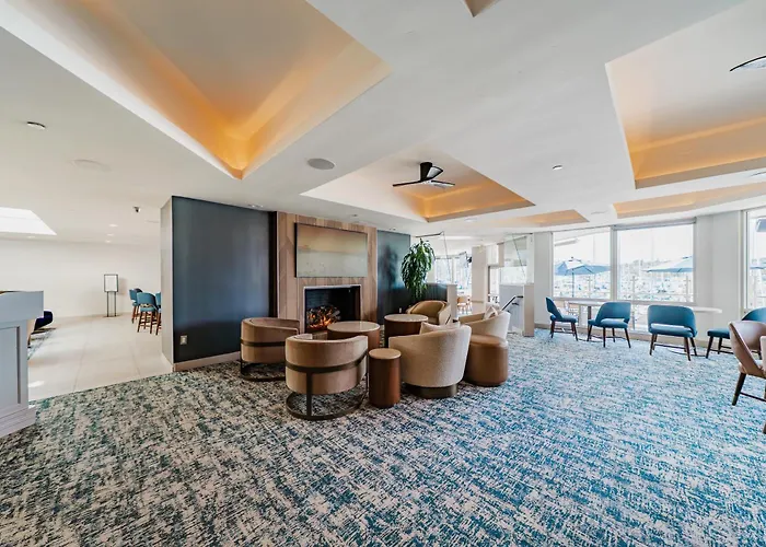 Airport Hotel: Bay Club Hotel And Marina