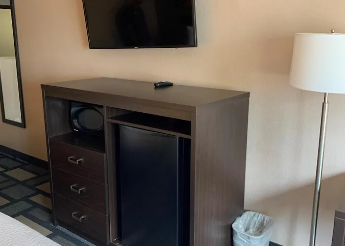 Days Inn By Wyndham Watertown