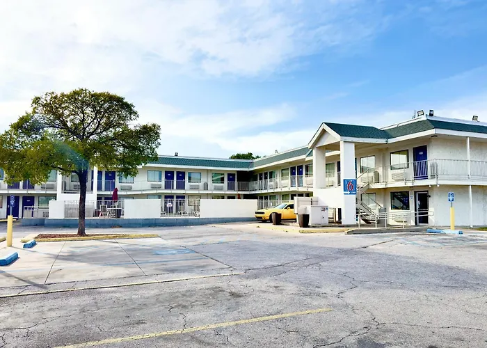 Beach hotel: Motel 6-Austin, Tx - North Central