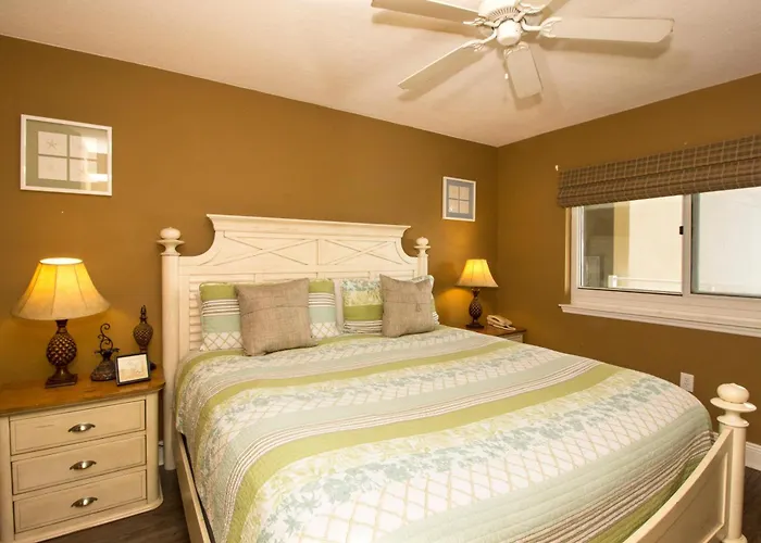 Hotel near College: Emerald Beach Resort 1826