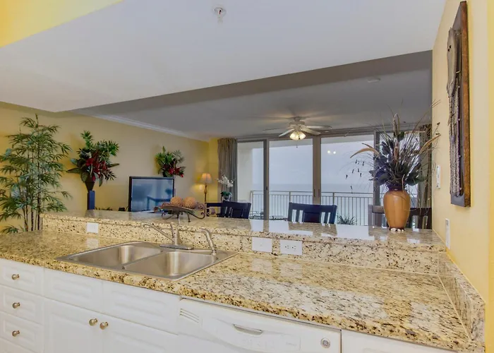 Hotel near College: Emerald Beach Resort 1826