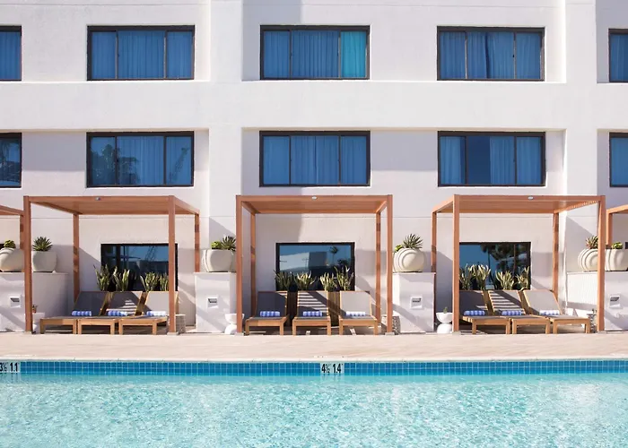 Hotel with pool: Hilton Santa Monica