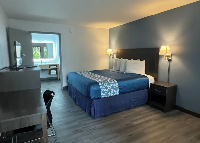 Econo Lodge University
