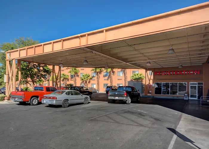 Hotel near College: Lucky Club Casino & Hotel