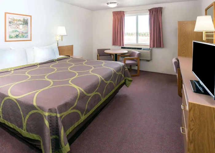 Super 8 By Wyndham Redmond