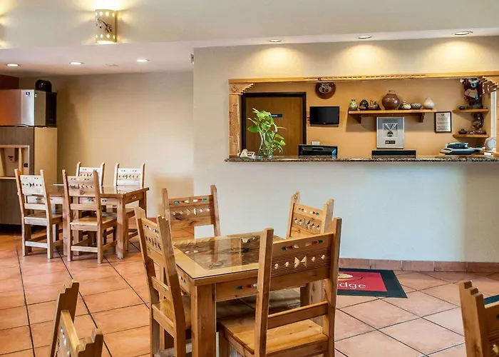 Econo Lodge Inn & Suites Santa Fe South