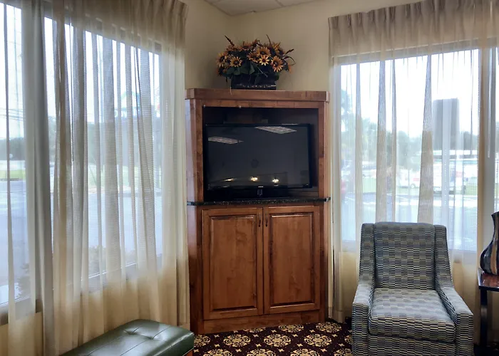 Hotel near College: Super 8 By Wyndham Valdosta Mall