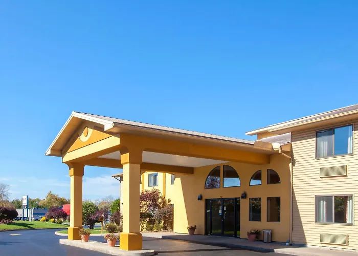 Super 8 By Wyndham /Clay/Syracuse Area