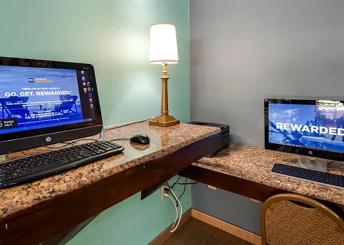 Hotel with pool: Best Western Plus The Woodlands