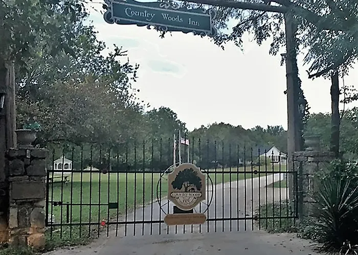 Country Woods Inn