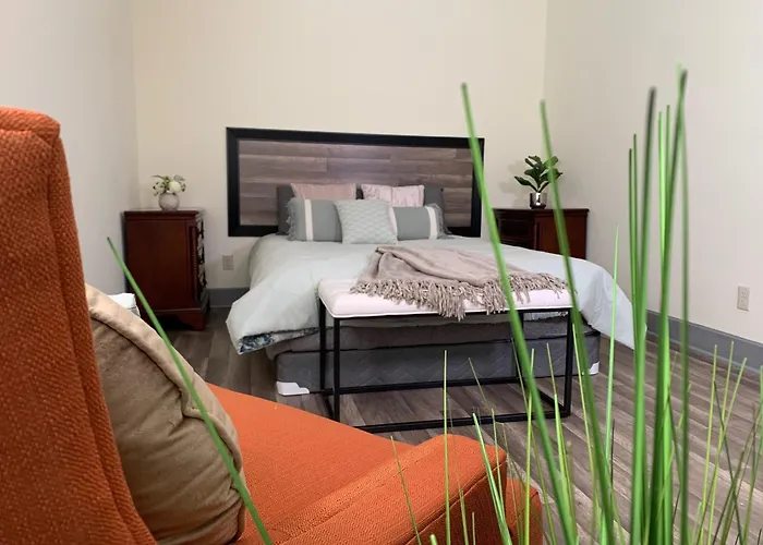 The Iron Scow: Niagara Falls Retreat with Private Yard