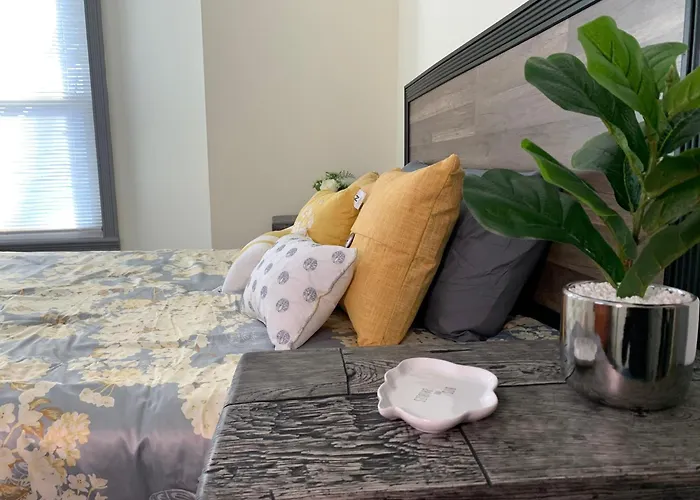 The Iron Scow: Niagara Falls Retreat with Private Yard